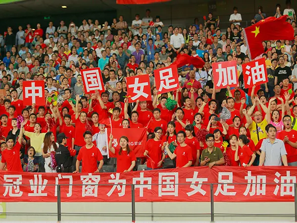 Guanye Windows and Doors juicht voor het Chinese damesvoetbalteam.
